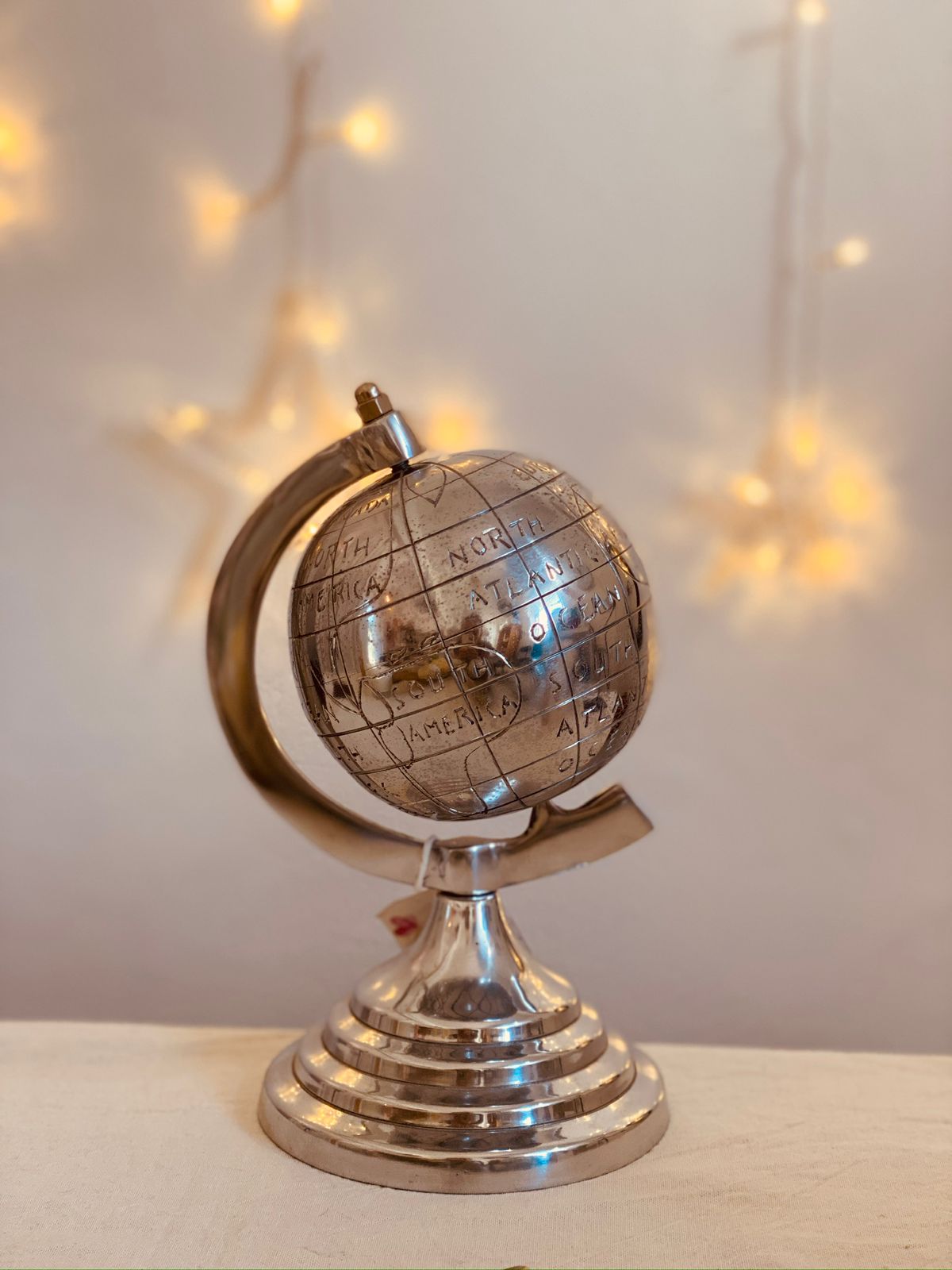 Globo terráqueo plateado