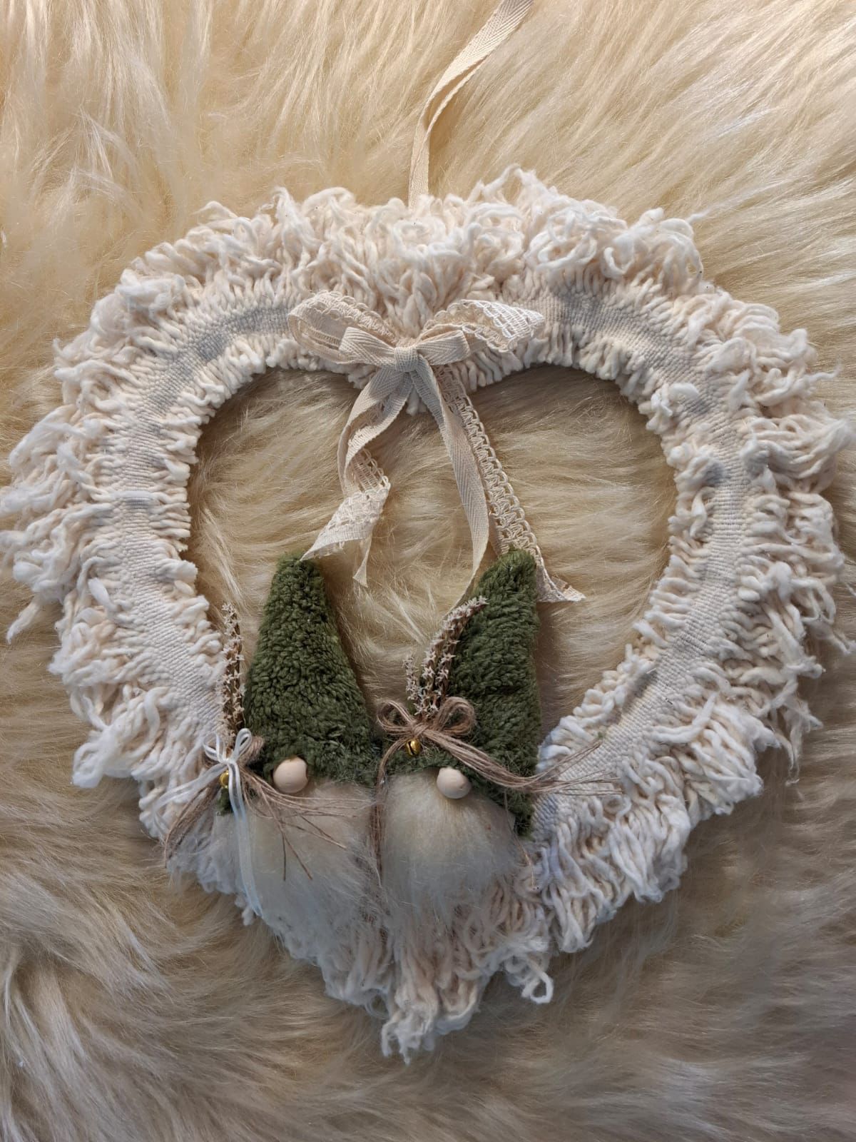 Corona corazón con gnomos