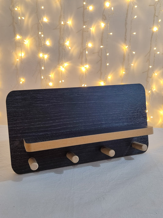 Perchero de madera con estante
