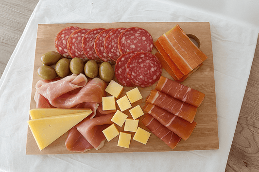 Tabla chica de madera con picada