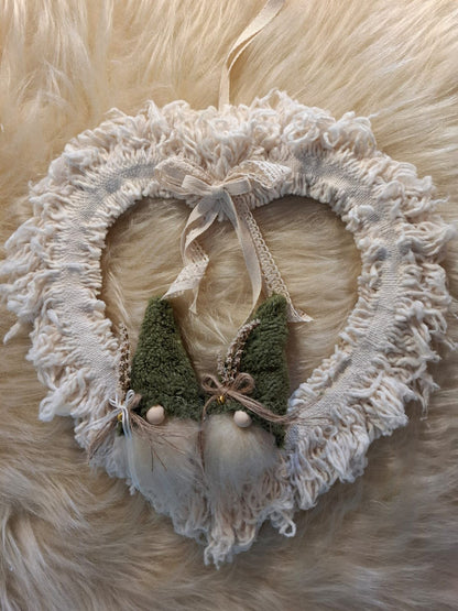 Corona corazón con gnomos