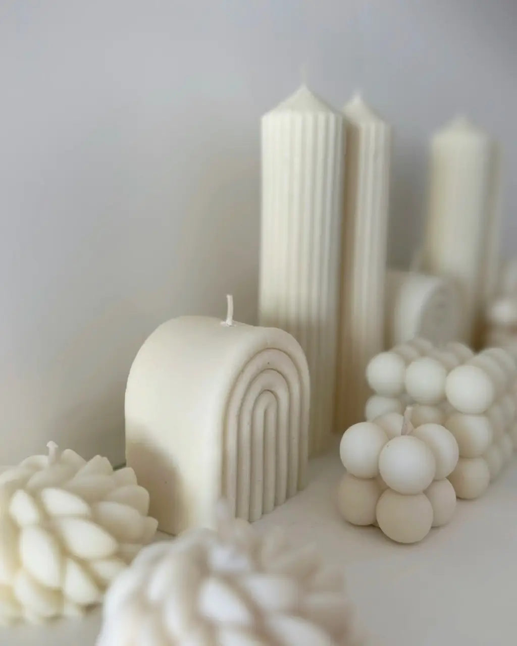 Vela con forma de arcoiris, acompañada de vela bubblee y vela lotus