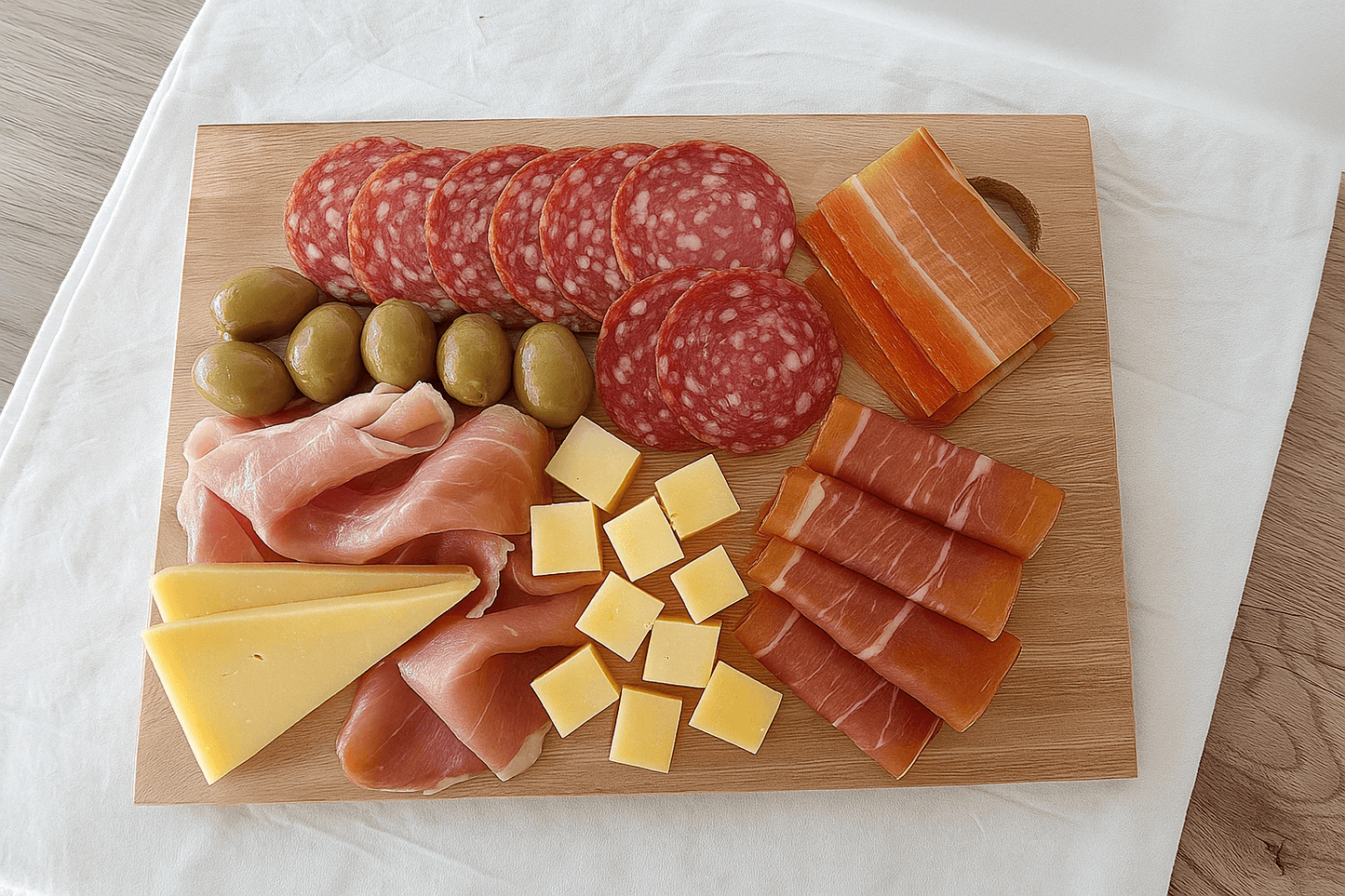 Tabla chica de madera con picada